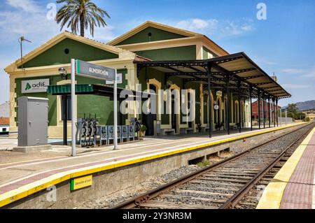 Bahnhof Almorchon, historischer Eisenbahnknotenpunkt, an dem zwei Eisenbahnlinien zusammenlaufen: Ciudad Real-Badajoz und Cordoba-Almorchon Stockfoto