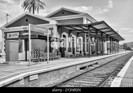 Bahnhof Almorchon, historischer Eisenbahnknotenpunkt, an dem zwei Eisenbahnlinien zusammenlaufen: Ciudad Real-Badajoz und Cordoba-Almorchon (schwarz-weiß) Stockfoto