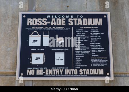 West Lafayette, Indiana, USA. September 2024. Ein allgemeiner Blick auf ein Eingangsplakat vor dem NCAA-Fußballspiel zwischen den Notre Dame Fighting Irish und den Purdue Boilermakers im Ross-Ade Stadium in West Lafayette, Indiana. John Mersits/CSM/Alamy Live News Stockfoto