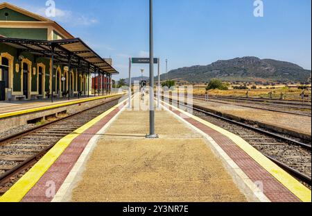 Bahnhof Almorchon, historischer Eisenbahnknotenpunkt, an dem zwei Eisenbahnlinien zusammenlaufen: Ciudad Real-Badajoz und Cordoba-Almorchon Stockfoto