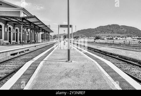 Bahnhof Almorchon, historischer Eisenbahnknotenpunkt, an dem zwei Eisenbahnlinien zusammenlaufen: Ciudad Real-Badajoz und Cordoba-Almorchon (schwarz-weiß) Stockfoto