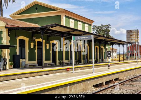 Bahnhof Almorchon, historischer Eisenbahnknotenpunkt, an dem zwei Eisenbahnlinien zusammenlaufen: Ciudad Real-Badajoz und Cordoba-Almorchon Stockfoto