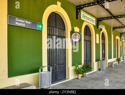 Bahnhof Almorchon, historischer Eisenbahnknotenpunkt, an dem zwei Eisenbahnlinien zusammenlaufen: Ciudad Real-Badajoz und Cordoba-Almorchon Stockfoto