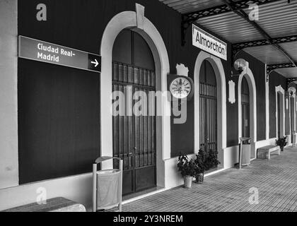 Bahnhof Almorchon, historischer Eisenbahnknotenpunkt, an dem zwei Eisenbahnlinien zusammenlaufen: Ciudad Real-Badajoz und Cordoba-Almorchon (schwarz-weiß) Stockfoto