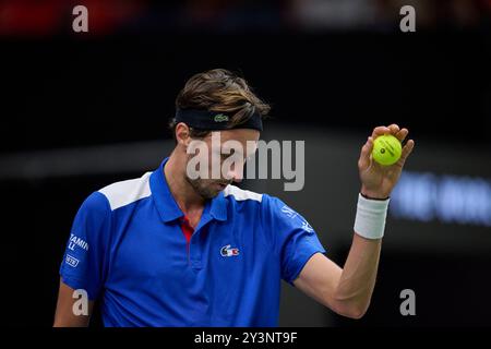 Valencia, Spanien. September 2024. Arthur Rinderknech aus Frankreich spielt gegen Jiri Lehecka aus der tschechischen Mannschaft (nicht im Blick) während des Davis Cup Finale Gruppe B Einzelspiels bei Pabellon Fuente de San Luis. iri Lehecka vom tschechischen Team gewann 2/6, 6/4, 7/5 Credit: SOPA Images Limited/Alamy Live News Stockfoto