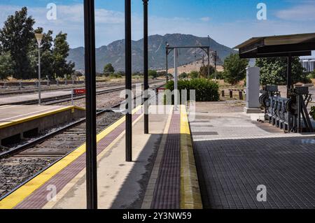 Bahnhof Almorchon, historischer Eisenbahnknotenpunkt, an dem zwei Eisenbahnlinien zusammenlaufen: Ciudad Real-Badajoz und Cordoba-Almorchon Stockfoto