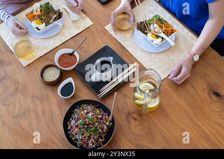 asiatische Küche essen, Mutter und Tochter mit Essstäbchen und genießen das Essen Stockfoto