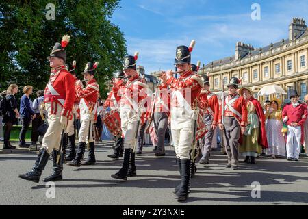 Bath, UK. September 2024. Fans von Jane Austen, die an der weltberühmten Grand Regency kostümierten Promenade teilnehmen, werden beim Rundgang um den Circus abgebildet. Die Promenade, Teil des Jane Austen Festivals, ist eine Prozession durch die Straßen von Bath und die Teilnehmer, die aus der ganzen Welt kommen und sich in Kostümen aus dem 18. Jahrhundert kleiden. Quelle: Lynchpics/Alamy Live News Stockfoto