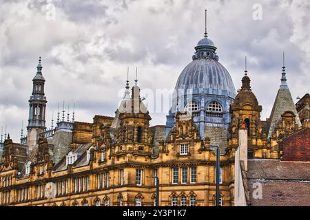Eine Nahaufnahme der historischen Architektur mit verzierten Kuppeln und Türmen vor einem bewölkten Himmel. Das Gebäude zeigt komplizierte Mauerwerke und eine Mischung Stockfoto
