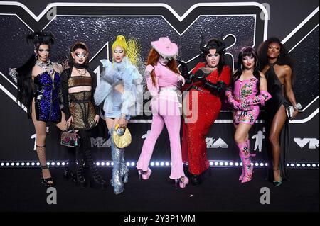 Elmont, USA. September 2024. L-R) Mirrage, Dawn, Nymphia Wind, Plane Jane, Megami, Morphine Love Dion und Xunami Muse gehen auf dem roten Teppich bei den MTV Video Music Awards 2024, die am 11. September 2024 in der UBS Arena in Elmont, New York, stattfanden. [Anmerkung des Herausgebers: In some instance Talent Place Mark on Carpet has been digital removed] (Foto: Anthony Behar/SIPA USA) Credit: SIPA USA/Alamy Live News Stockfoto