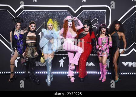 Elmont, USA. September 2024. L-R) Mirrage, Dawn, Nymphia Wind, Plane Jane, Megami, Morphine Love Dion und Xunami Muse gehen auf dem roten Teppich bei den MTV Video Music Awards 2024, die am 11. September 2024 in der UBS Arena in Elmont, New York, stattfanden. [Anmerkung des Herausgebers: In some instance Talent Place Mark on Carpet has been digital removed] (Foto: Anthony Behar/SIPA USA) Credit: SIPA USA/Alamy Live News Stockfoto