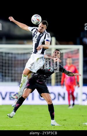 Empoli, Italien. September 2024. Pietro Pellegri vom Empoli FC und Federico Gatti vom Juventus FC springen beim Spiel der Serie A Enilive zwischen Empoli FC und Juventus FC im Stadio Carlo Castellani am 14. September 2024 in Empoli, Italien, um den Ball zu gewinnen. Quelle: Giuseppe Maffia/Alamy Live News Stockfoto