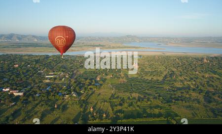 Luftmajestät: Ballons über Bagan mit Panoramablick auf die antiken Tempel von oben Stockfoto