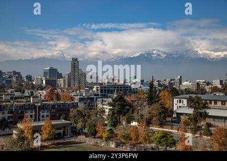 Blick auf die Skyline der Stadt Santiago in Chile mit den Anden im Hintergrund. Stockfoto