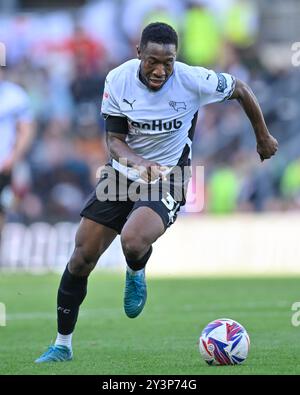 Ebou ADAMS (Derby County) greift mit dem Ball während des Sky Bet Championship Matches Derby County gegen Cardiff City im Pride Park Stadium, Derby, Großbritannien, 14. September 2024 an (Foto: Mark Dunn/News Images) Stockfoto