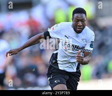 Ebou ADAMS (Derby County) greift mit dem Ball während des Sky Bet Championship Matches Derby County gegen Cardiff City im Pride Park Stadium, Derby, Großbritannien, 14. September 2024 an (Foto: Mark Dunn/News Images) Stockfoto