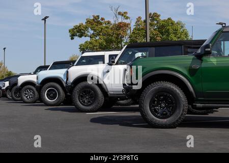 Zionsville - 12. September 2024: Ford Bronco wird in einem Händlerbetrieb ausgestellt. Ford bietet die Bronco in Big Bend, Heritage, Outer Banks, Badlands und Wildtrak Stockfoto