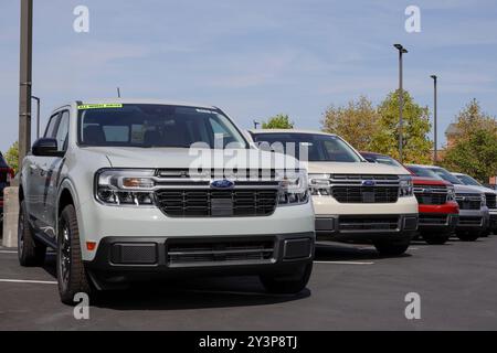 Zionsville - 12. September 2024: Ford Maverick wird in einem Händlerbetrieb ausgestellt. Ford bietet den Maverick in den Modellen XL, XLT, Lariat und Hybrid an. MEIN:2024 Stockfoto