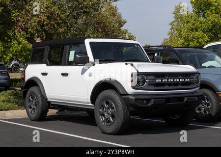 Zionsville - 12. September 2024: Ford Bronco Big Bend 4X4-Ausstellung in einem Händlerbetrieb. Ford bietet den Bronco mit einem 2,3 l EcoBoost 4-Zylinder-Motor an. MEIN:2 Stockfoto