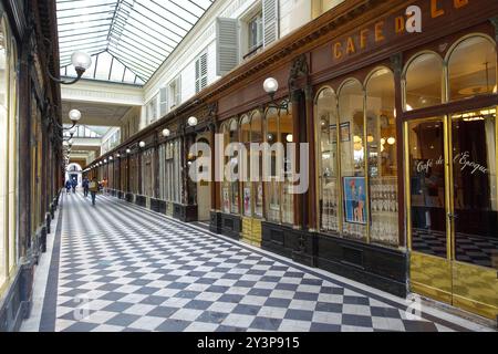 Die Vero-Dodat-Galerie, eine der wichtigsten überdachten Passagen von Paris, wurde im 19. Jahrhundert erbaut und ist heute noch dieselbe Stockfoto