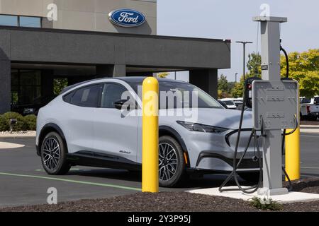 Zionsville - 12. September 2024: Ford Mach-E Mustang Premium. Ford bietet den Mach-E Mustang mit einer Reichweite von bis zu 320 Meilen bei voller Ladung an. MEIN:2 Stockfoto