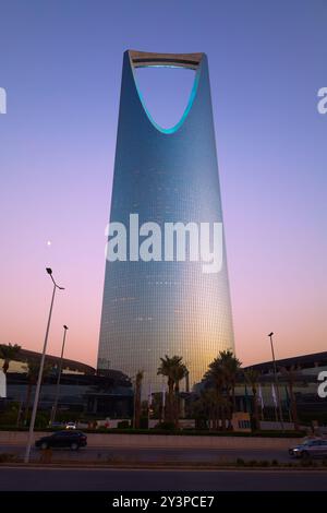 Riad, Saudi-Arabien - 14. September 2024, Kingdom Tower Al Mamlaka Business Sunset, King Fahd Road Stockfoto