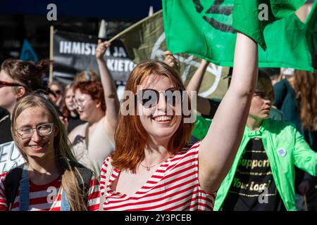 Lächelnde Demonstranten bei Extinction Rebellion Finnlands Sturmwarnung-Demonstration in Helsinki, Finnland Stockfoto