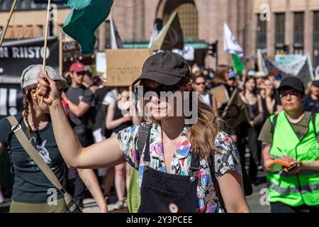 Rebellion der Frau beim Aussterben Finnlands Sturmwarnung gegen den Klimawandel in Helsinki, Finnland Stockfoto