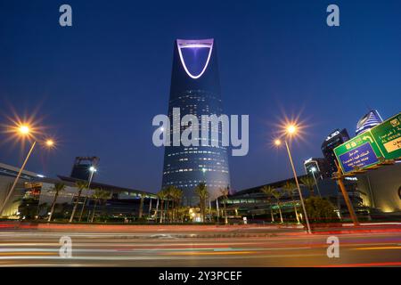 Riad, Saudi-Arabien - 14. September 2024, Kingdom Tower Al Mamlaka Business Sunset, King Fahd Road Stockfoto