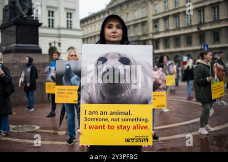 Die Demonstranten halten während des Animal Liberation Marsches Plakate. Unter dem Motto "Animal Liberation March" protestierten mehrere Hundert Menschen in Warschau. Tiere haben Gefühle, sind Stress ausgesetzt und sind empfindlich auf Schmerzen - sagten die Organisatoren des Protestes. Die Teilnehmer des marsches protestierten friedlich gegen den Schaden, den Tiere erleiden, und propagierten gleichzeitig die Ideen des Veganismus. Die Demonstranten verlangten auch Respekt vor Tieren, Rechten und deutlich mehr Empathie. Der Protest wurde von der Empatia-Organisation organisiert. Stockfoto