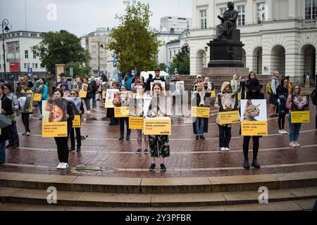 Die Demonstranten halten während des Animal Liberation Marsches Plakate. Unter dem Motto "Animal Liberation March" protestierten mehrere Hundert Menschen in Warschau. Tiere haben Gefühle, sind Stress ausgesetzt und sind empfindlich auf Schmerzen - sagten die Organisatoren des Protestes. Die Teilnehmer des marsches protestierten friedlich gegen den Schaden, den Tiere erleiden, und propagierten gleichzeitig die Ideen des Veganismus. Die Demonstranten verlangten auch Respekt vor Tieren, Rechten und deutlich mehr Empathie. Der Protest wurde von der Empatia-Organisation organisiert. Stockfoto