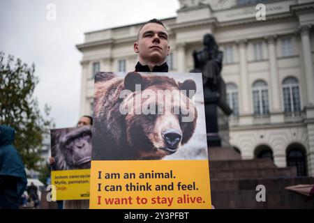 Die Demonstranten halten während des Animal Liberation Marsches Plakate. Unter dem Motto "Animal Liberation March" protestierten mehrere Hundert Menschen in Warschau. Tiere haben Gefühle, sind Stress ausgesetzt und sind empfindlich auf Schmerzen - sagten die Organisatoren des Protestes. Die Teilnehmer des marsches protestierten friedlich gegen den Schaden, den Tiere erleiden, und propagierten gleichzeitig die Ideen des Veganismus. Die Demonstranten verlangten auch Respekt vor Tieren, Rechten und deutlich mehr Empathie. Der Protest wurde von der Empatia-Organisation organisiert. Stockfoto