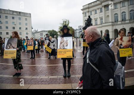 Die Demonstranten halten während des Animal Liberation Marsches Plakate. Unter dem Motto "Animal Liberation March" protestierten mehrere Hundert Menschen in Warschau. Tiere haben Gefühle, sind Stress ausgesetzt und sind empfindlich auf Schmerzen - sagten die Organisatoren des Protestes. Die Teilnehmer des marsches protestierten friedlich gegen den Schaden, den Tiere erleiden, und propagierten gleichzeitig die Ideen des Veganismus. Die Demonstranten verlangten auch Respekt vor Tieren, Rechten und deutlich mehr Empathie. Der Protest wurde von der Empatia-Organisation organisiert. Stockfoto