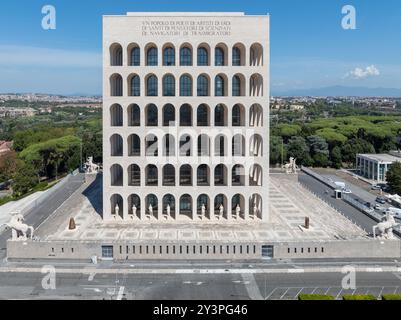 Palazzo della Civilta Italiana (Palast der italienischen Zivilisation). Sede Fendi Roma. Viale della Civiltà del Lavoro. EUR District in Rom Italien. Stockfoto