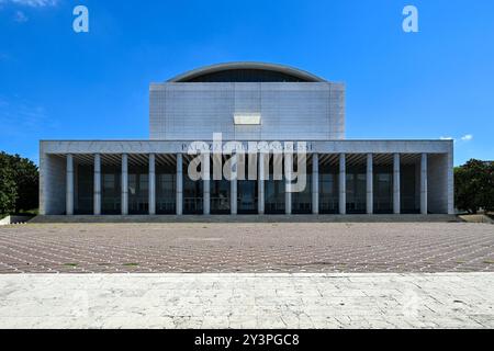 Palazzo dei Congressi (Palazzo dei Ricevimenti e dei Congressi) ist ein Gebäude im Stadtteil EUR in Rom Stockfoto