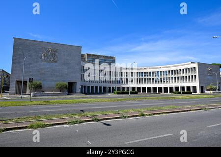 Rom, Italien - 3. September 2023: INPS-Gebäude, auch als Sozialversicherungsgebäude und Versicherungsgebäude bekannt, im Stadtteil EUR in Rom. Stockfoto