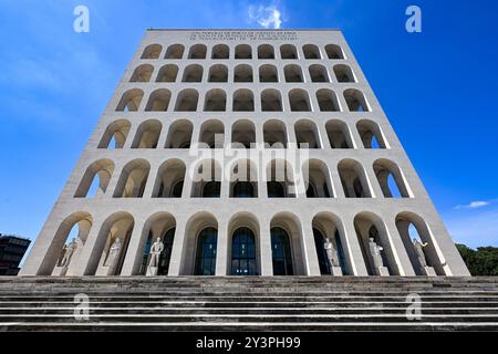 Palazzo della Civilta Italiana (Palast der italienischen Zivilisation). Sede Fendi Roma. Viale della Civiltà del Lavoro. EUR District in Rom Italien. Stockfoto