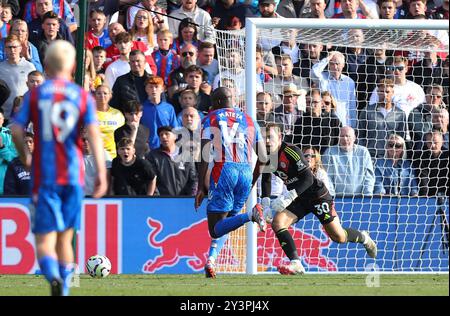 Selhurst Park, Selhurst, London, Großbritannien. September 2024. Premier League Football, Crystal Palace gegen Leicester City; Torhüter Mads Hermansen aus Leicester City kommt heraus und rettet Jean Philippe Mateta aus Crystal Palace im Einzelkampf. Beschreibung: Action Plus Sports/Alamy Live News Stockfoto