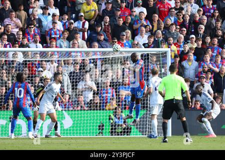 Selhurst Park, Selhurst, London, Großbritannien. September 2024. Premier League Football, Crystal Palace gegen Leicester City; Jean Philippe Mateta von Crystal Palace mit einem Kopfball zum Tor. Beschreibung: Action Plus Sports/Alamy Live News Stockfoto