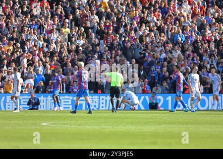 Selhurst Park, Selhurst, London, Großbritannien. September 2024. Premier League Football, Crystal Palace gegen Leicester City; Schiedsrichter Tony Harrington vergibt Crystal Palace in der 1. Minute 90 einen Strafstoß nach einem Foul von Conor Coady aus Leicester City auf der Ismaila Sarr of Crystal Palace. Beschreibung: Action Plus Sports/Alamy Live News Stockfoto