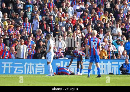 Selhurst Park, Selhurst, London, Großbritannien. September 2024. Premier League Football, Crystal Palace gegen Leicester City; Schiedsrichter Tony Harrington vergibt Crystal Palace in der 1. Minute 90 einen Strafstoß nach einem Foul von Conor Coady aus Leicester City auf der Ismaila Sarr of Crystal Palace. Beschreibung: Action Plus Sports/Alamy Live News Stockfoto