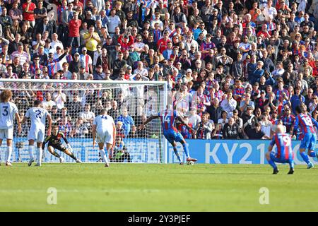 Selhurst Park, Selhurst, London, Großbritannien. September 2024. Premier League Football, Crystal Palace gegen Leicester City; Jean Philippe Mateta von Crystal Palace erzielte in der 2. Minute 90 für 2-2 einen Elfmeterschießer, nachdem er Torwart Mads Hermansen aus Leicester City in die falsche Richtung geschickt hatte. Beschreibung: Action Plus Sports/Alamy Live News Stockfoto