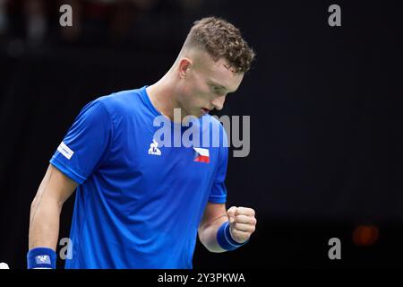 Valencia, Spanien. September 2024. VALENCIA, SPANIEN - 14. SEPTEMBER: Jiri Lehcka aus Tschechien feiert einen Punkt gegen Arthur Fils aus Frankreich während des Davis Cup Finals Gruppenphase 2024 Valencia-Spiel zwischen Tschechien und Frankreich im Pabellon Fuente de San Luis am 14. September 2024 in Valencia, Spanien. (Foto von Jose Torres/Photo Players Images/Magara Press) Credit: Magara Press SL/Alamy Live News Stockfoto