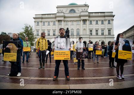 Die Demonstranten halten während des Animal Liberation Marsches Plakate. Unter dem Motto "Animal Liberation March" protestierten mehrere Hundert Menschen in Warschau. Tiere haben Gefühle, sind Stress ausgesetzt und sind empfindlich auf Schmerzen - sagten die Organisatoren des Protestes. Die Teilnehmer des marsches protestierten friedlich gegen den Schaden, den Tiere erleiden, und propagierten gleichzeitig die Ideen des Veganismus. Die Demonstranten verlangten auch Respekt vor Tieren, Rechten und deutlich mehr Empathie. Der Protest wurde von der Empatia-Organisation organisiert. (Foto: Attila Husejnow/SOPA Images/SIPA USA) Stockfoto