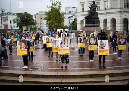 Die Demonstranten halten während des Animal Liberation Marsches Plakate. Unter dem Motto "Animal Liberation March" protestierten mehrere Hundert Menschen in Warschau. Tiere haben Gefühle, sind Stress ausgesetzt und sind empfindlich auf Schmerzen - sagten die Organisatoren des Protestes. Die Teilnehmer des marsches protestierten friedlich gegen den Schaden, den Tiere erleiden, und propagierten gleichzeitig die Ideen des Veganismus. Die Demonstranten verlangten auch Respekt vor Tieren, Rechten und deutlich mehr Empathie. Der Protest wurde von der Empatia-Organisation organisiert. (Foto: Attila Husejnow/SOPA Images/SIPA USA) Stockfoto