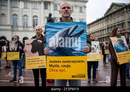 Die Demonstranten halten während des Animal Liberation Marsches Plakate. Unter dem Motto "Animal Liberation March" protestierten mehrere Hundert Menschen in Warschau. Tiere haben Gefühle, sind Stress ausgesetzt und sind empfindlich auf Schmerzen - sagten die Organisatoren des Protestes. Die Teilnehmer des marsches protestierten friedlich gegen den Schaden, den Tiere erleiden, und propagierten gleichzeitig die Ideen des Veganismus. Die Demonstranten verlangten auch Respekt vor Tieren, Rechten und deutlich mehr Empathie. Der Protest wurde von der Empatia-Organisation organisiert. (Foto: Attila Husejnow/SOPA Images/SIPA USA) Stockfoto