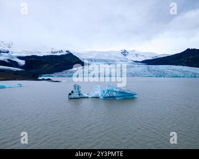 Isländischer Permafrost und Eisberg in der Nähe der Gletscherlagune Jukulsarlon Stockfoto