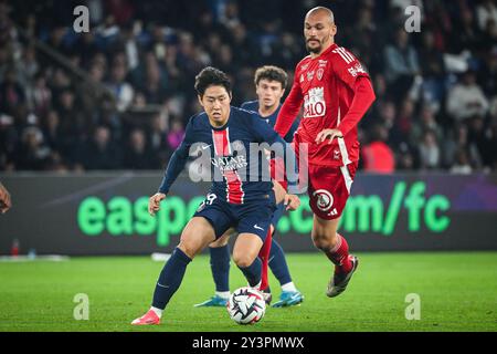 Paris, Frankreich, Frankreich. September 2024. Lee KANG-IN von PSG und Ludovic AJORQUE von Brest während des Ligue-1-Spiels zwischen Paris Saint-Germain (PSG) und Stade Brestois (Brest) im Parc des Princes Stadium am 14. September 2024 in Paris, Frankreich. (Kreditbild: © Matthieu Mirville/ZUMA Press Wire) NUR REDAKTIONELLE VERWENDUNG! Nicht für kommerzielle ZWECKE! Stockfoto