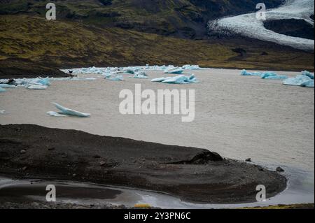 Isländischer Permafrost und Eisberg in der Nähe der Gletscherlagune Jukulsarlon Stockfoto