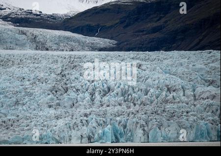 Isländischer Permafrost und Eisberg in der Nähe der Gletscherlagune Jukulsarlon Stockfoto